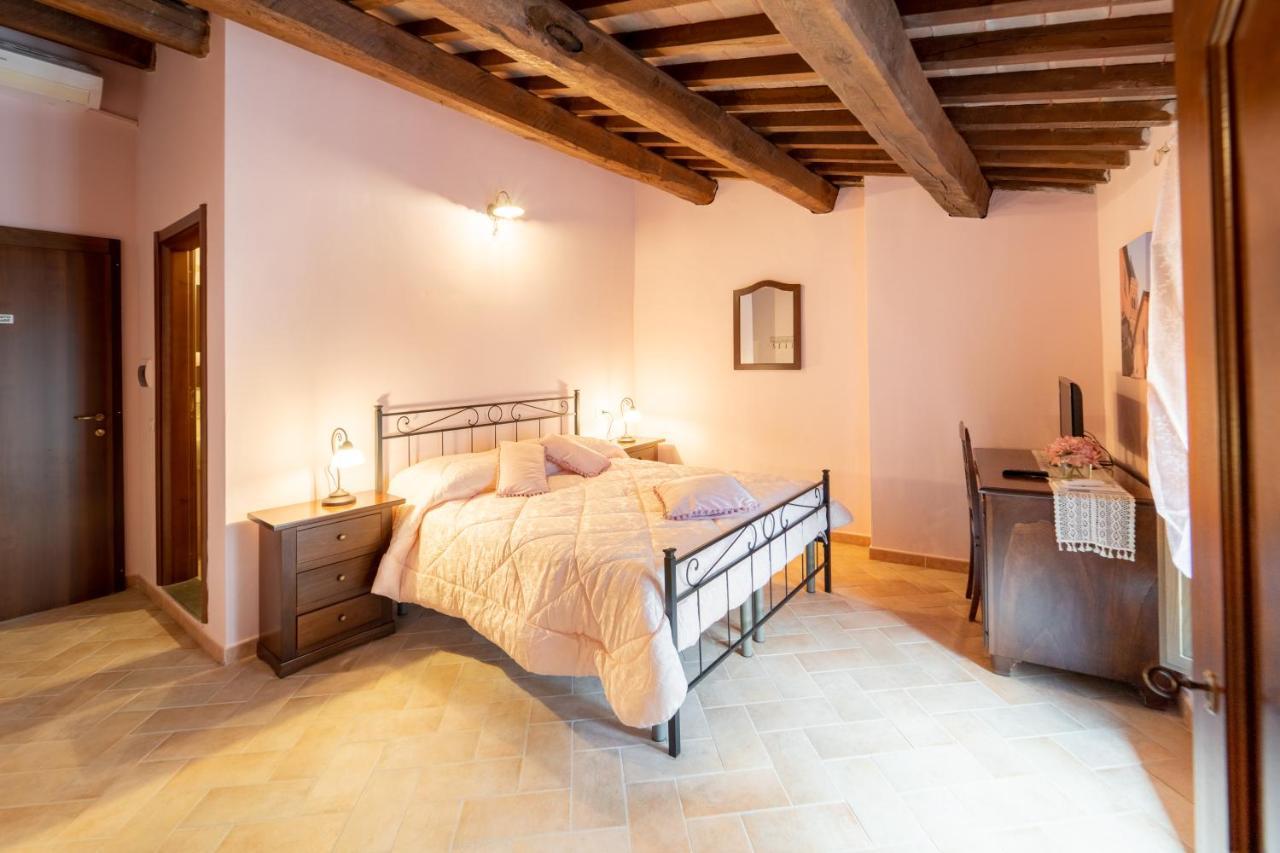 Albergo La Loggia Di San Martino Gualdo Tadino Exterior foto